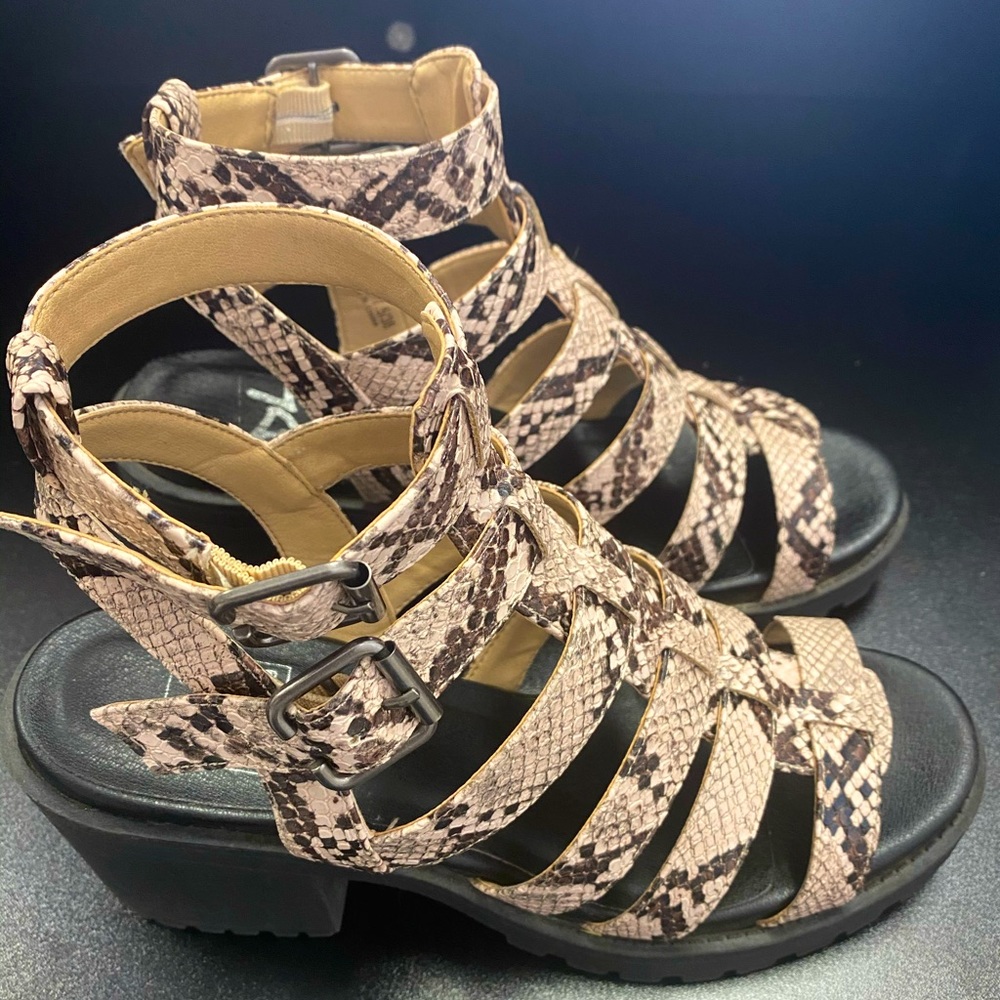 Dirty laundry women sandal